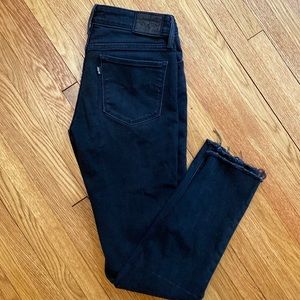 Levi 711 skinny Jean. Knee hole.